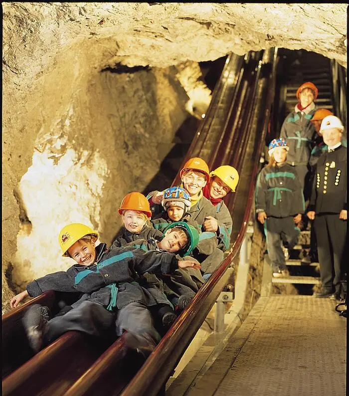 Über die Rutsche geht‘s ins Bergwerk