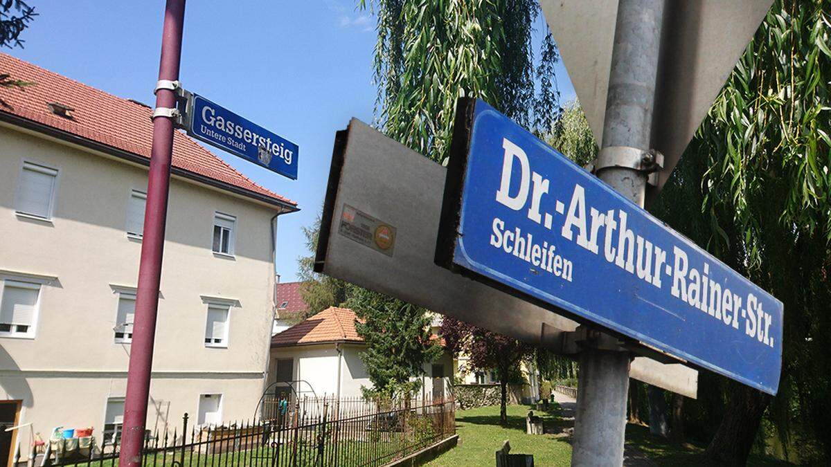 Straßenschilder, wie jene der Dr.-Arthur-Rainer-Straße und des Gassersteigs, sollen Zusatztafeln erhalten