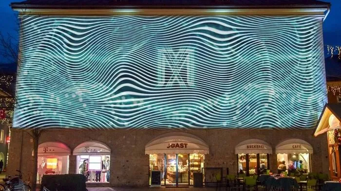 Bei der Silvesterparty werden Videoanimationen sowie ein Countdown auf das Oberhueberhaus und das Sparkassengebäude projeziert