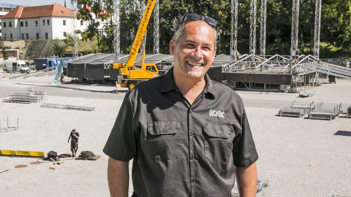 Christof Strimitzer im AC/DC-Shirt beim Aufbau für das Nuke-Festival am Messegelände 2016