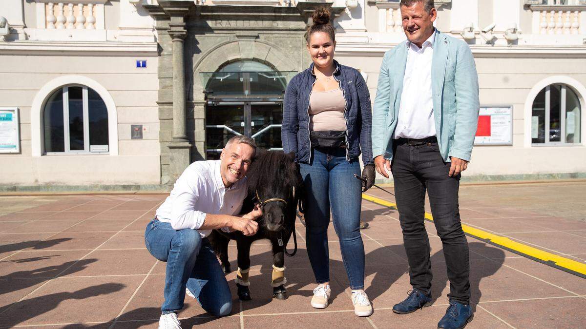 Tierschutz geht alle an: Christian Scheider mit Michael Gussnig, Julia Tschinder und Pony Aurora