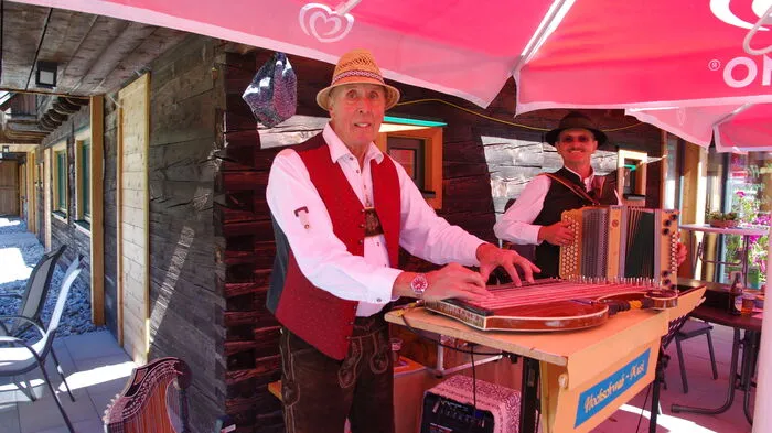 Die klassischen Instrumente durften natürlich nicht fehlen: Zither ...