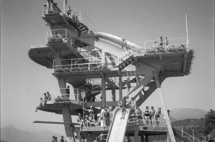 Ein stark bevölkerter Sprungturm im Jahre 1937.