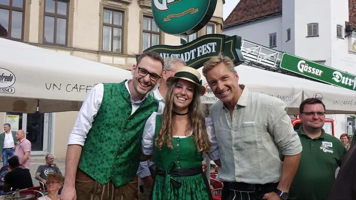 Ex-Skistar Hans Knauß (r.), seit 20 Jahren eng als Testimonial mit Gösser verbunden, nahm den Bieranstich des Brau-Stadt-Festes am Leobener Hauptplatz Freitag Abend vor. Angefeuert vom Brau-Stadt-Pärchen Katrin Wöhry und Benedikt Waidbacher.