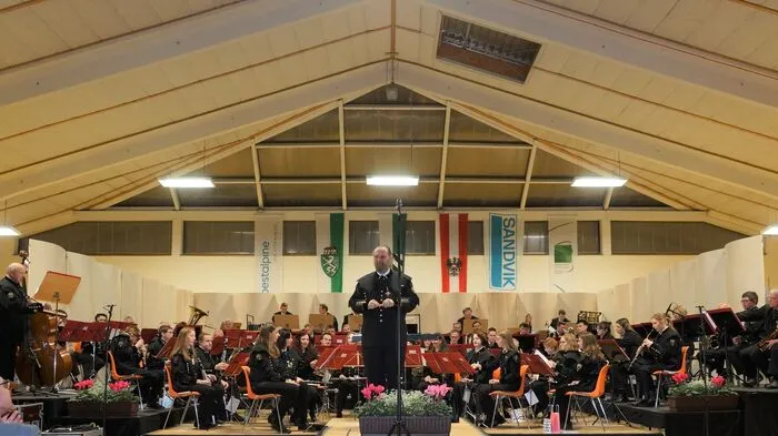 Beim Herbstkonzert der Werkskapelle Zeltweg war diesmal das "Wasser" Hauptthema, das sich wie ein roter Faden durch die Auswahl der Musikstücke zog. Die Begrüßung übernahm Obmann Michael Zuber. Die Moderation lag in bewährter Weise beim Ehrenobmann Heinz Gach.