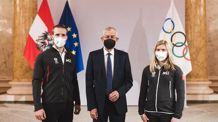 Bundespräsident Alexander Van der Bellen, Katharina Liensberger und Marco Schwarz. Van der Bellen: "Wir werden natürlich von Österreich aus mit Ihnen mitfiebern und Ihnen selbstverständlich fest die Daumen drücken. Ich hoffe, es werden faire und verletzungsfreie Spiele. Ich wünsche Ihnen, dass Sie mit Medaillen zurückkommen, vor allem aber auch gesund."