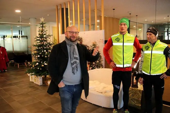 Weiter ging es nach Bärnbach, wo die Läufer mit heißem Tee empfangen wurden. Nach einem Zwischenstopp in der Therme Nova, wo das Friedenslicht an Thomas Nöres von der Therme übergeben wurde, ging es weiter zur Pfarrkirche nach Köflach. 