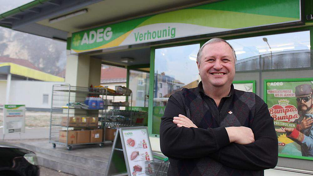 Rudolf Verhounig vor seinem Adeg-Markt in Griffen	 