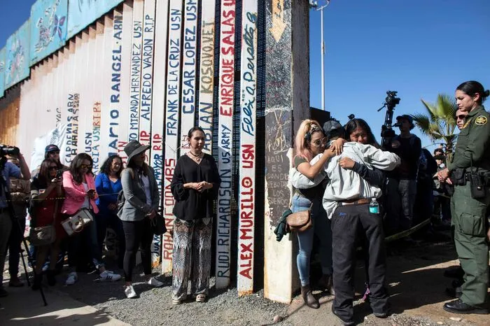 Das Paar wurde von einem mexikanischen Richter getraut. Bei der Hochzeit dabei waren die Ehefrau des Bürgermeisters von Tijuana, die Menschenrechtsbeauftragte der mexikanischen Region Baja California sowie Grenzpolizisten.