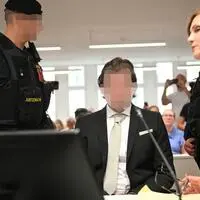 Der Angeklagte kurz vor Start des Mordprozesses im Wiener Straflandesgericht. Seine Verteidigerin, Astrid Wagner (re), sagte: „Er ist kein eiskalter Killer“