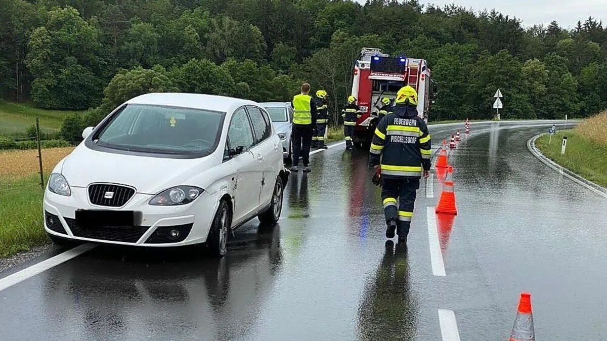 Das entgegenkommende Fahrzeug wurde durch den schleuderten Anhänger beschädigt