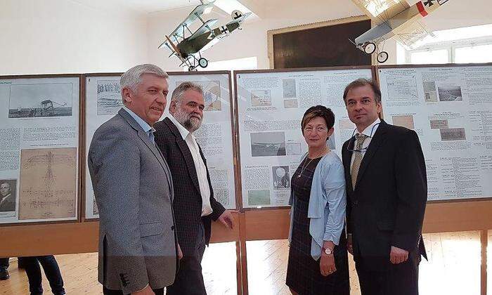 Eröffnung der Sonderausstellung „100 Jahre Flugpost in Österreich“ mit Bezirkshauptmann Walter Kreutzwiesner, Peter Hüttmair, Bürgermeisterin Christine Holzweber und Fritz Schwaiger (v. l.)