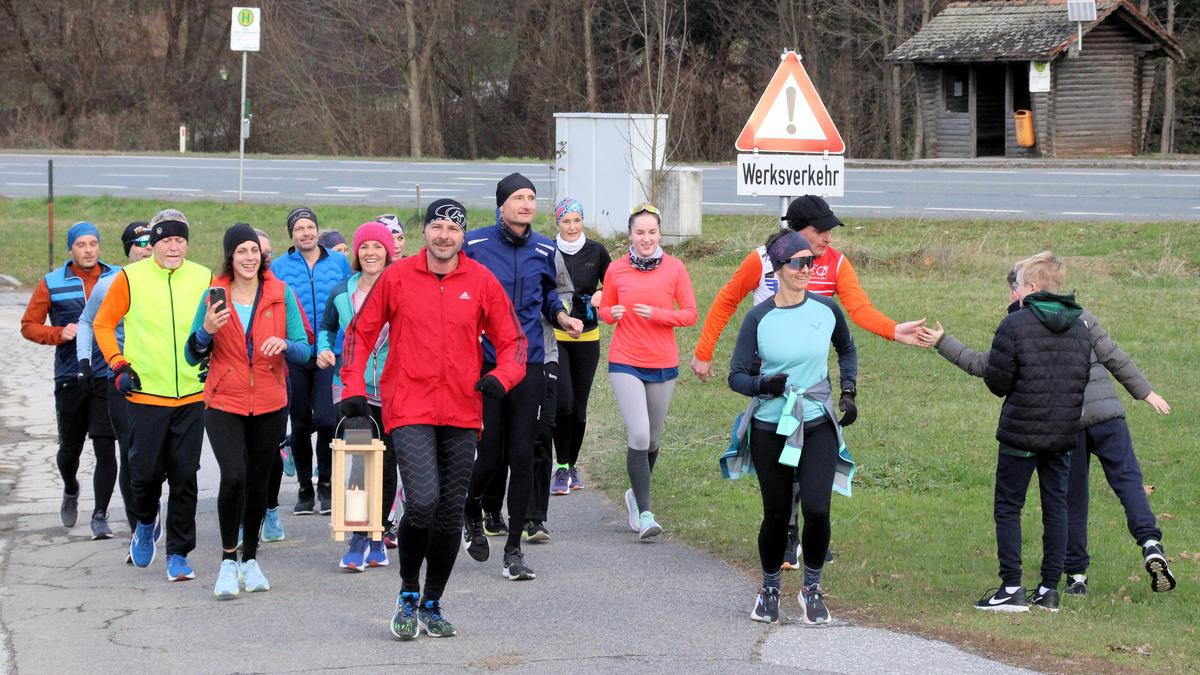 Die Laufstaffel mit Organisator Mark Wibner bei der Ankunft in Ligist