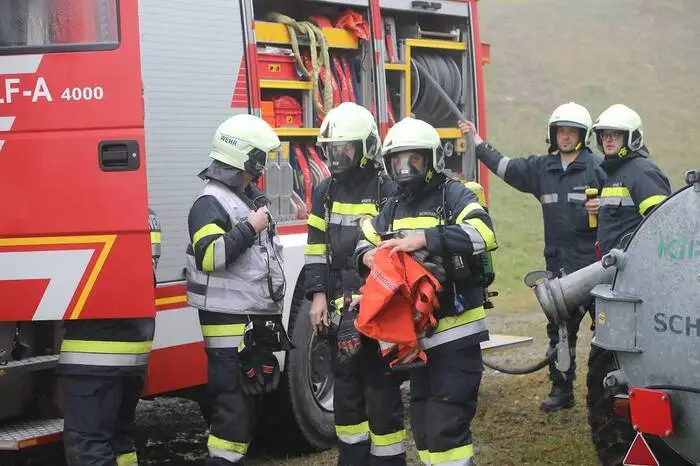 Beim ersten Szenario wurde ein Brand bei einem landwirtschaftlichen Anwesen angenommen. Durch die starke Rauchentwicklung konnten mehrere Personen nicht mehr aus freien Stücken das Gebäude verlassen.
