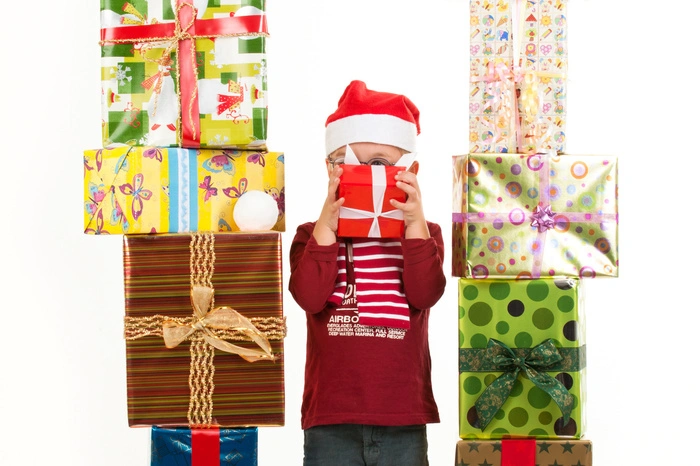 Die modernen Christkinder unserer Zeit – die Post- und Paketdienste – haben in der Vorweihnachtszeit Hochkonjunktur. Auch wenn 42 Prozent der befragten Österreicher noch (fast) alle Weihnachtsgeschenke traditionell im stationären Handel kaufen, sind es immerhin schon 2 von 5, die in etwa zu gleichen Teilen im Geschäft und online shoppen (41 Prozent). 17 Prozent bestellen sogar (fast) alle Gaben online. Die Jugend ist hier naturgemäß etwas voraus. Bei den 14-19-Jährigen kauft jeder Vierte (24 Prozent) die Weihnachtsgeschenke (fast) nur noch per Mausklick.