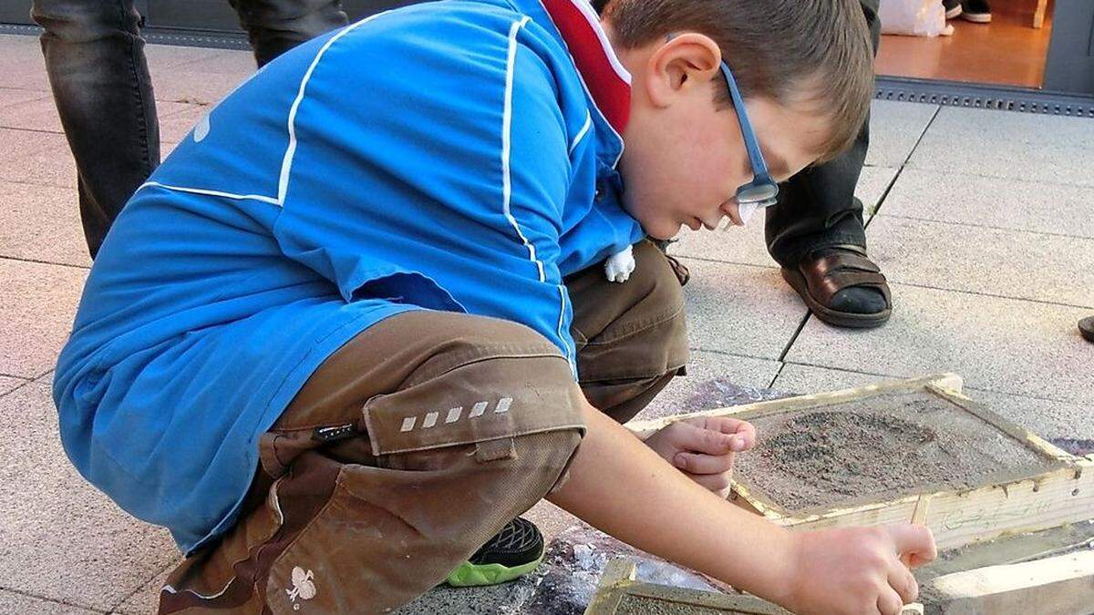 Kinder der Georg-Großlercher-Schule in Sillian wurden nicht nur zu kleinen Baumeistern, sondern auch zu Hollywood-Stars. Aaron beim Gestalten seiner Betonplatte	