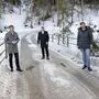 Landesrat Martin Gruber (links) bei der Steinbrücke, die noch heuer saniert werden soll