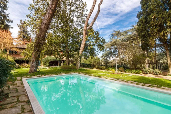 In dem 1,5 Hektar großen Park, der die beiden Villen umgibt, befindet sich ein Swimmingpool, eine Garage und Dienstwohnungen