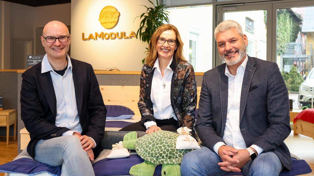 Gut gebettet auf LaModula: die Geschäftsführer Franz Lagger und Hannes Bodlaj mit Marketingleiterin Barbara Bodlaj