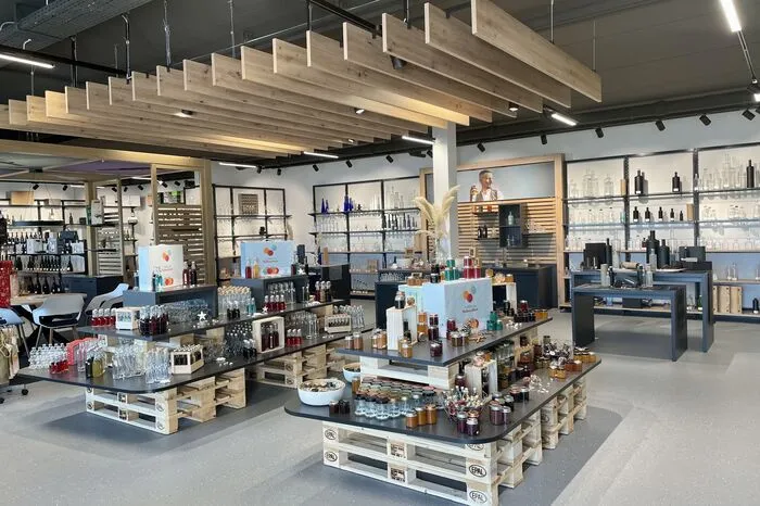 ...innen erwartet Kundinnen und Kunden jedoch auf 600 Quadratmetern Shop-Fläche eine große Artikelauswahl.