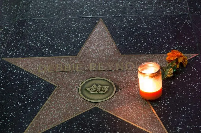 2016 starb sie im Alter von 84 Jahren - nur einen Tag nach dem Tod ihrer ebenso berühmten Schauspieler-Tochter Carrie Fisher.