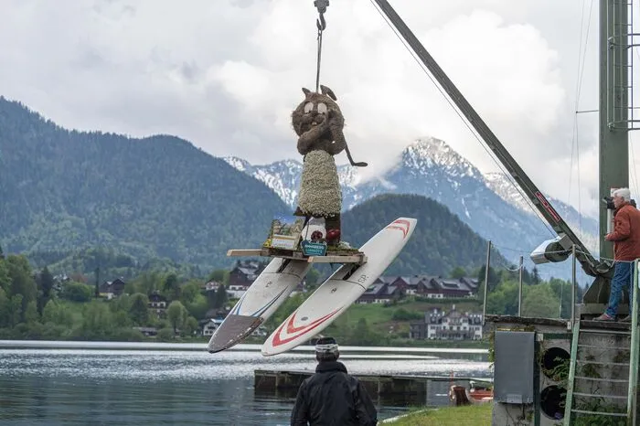 Die Figuren werden zu Wasser gebracht