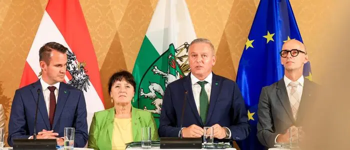 Manuela Khoms „schmatzender Auftritt“ bei der Budgetpräsentation war für Dirk Stermann im ORF ein gefundenes Fressen