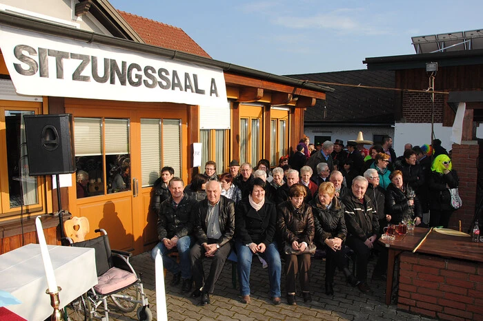 Wegen des großen Andrangs wurde der Sitzungssaal ins Freie verlegt.