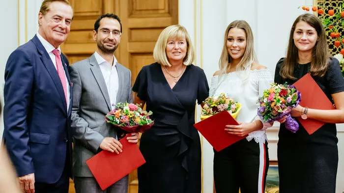 Jubilar Rudi Roth mit Rektorin Christa Neuper und Stipendiaten