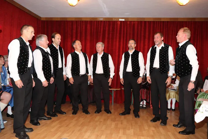 Als Gastchor war das "Doppelquartett Höfling" unter Leitung von Karl "Charley" Rauter mit dabei.