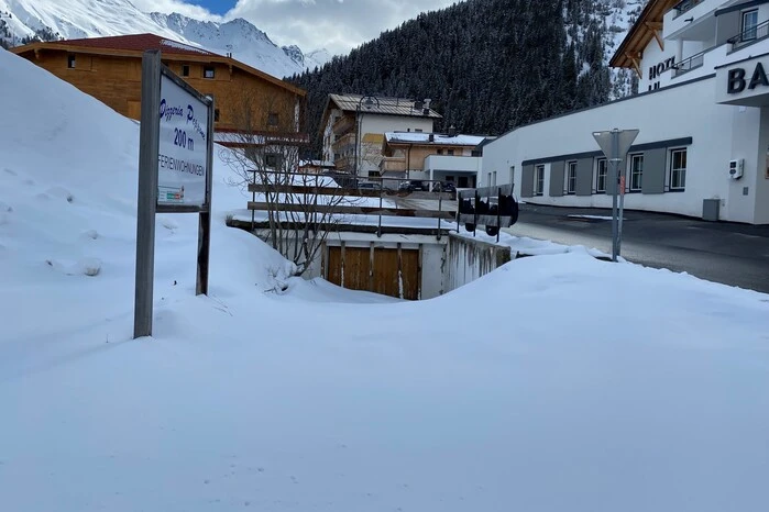 Das Haus, das einst zu dieser Garage gehört hatte, wurde zerstört – und nie mehr aufgebaut