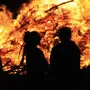 Osterfeuer durchglühen die Nacht auf den Ostersonntag 