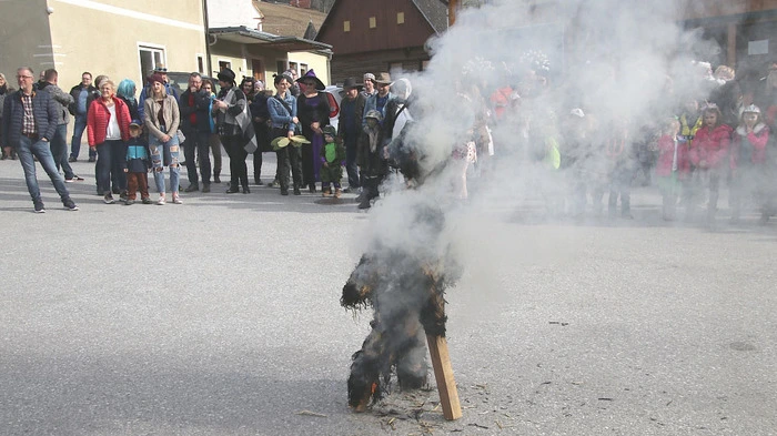 Nachdem der bunte Maskenzug unter den Klängen der Ortsmusikkapelle von der Volksschule zur Halle für Alle gezogen war, wurde dort der Fasching, eine Strohpuppe, entzündet. Damit soll nach uraltem Brauch der Winter ausgetrieben werden. Diesmal, bei herrlichem Sonnenschein und gefühlten 15 Grad plus, ein einfaches Unterfangen.
