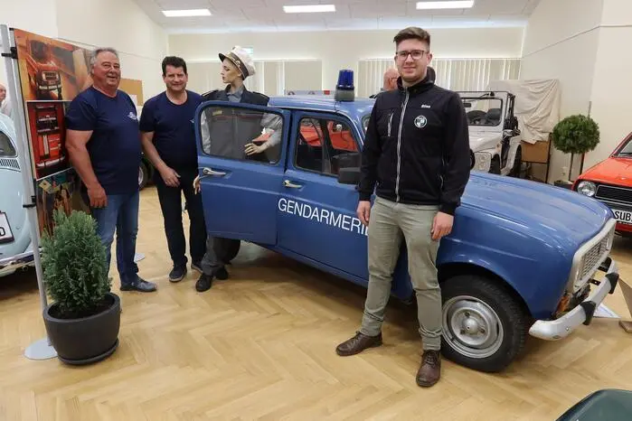 Obmann Reinhard Kaufmann (m.) mit den Organisatoren des Oldtimertreffens