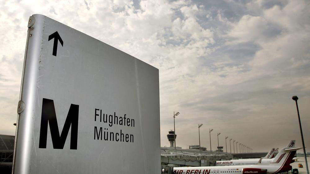 Der Flughafen in München: Aktivisten klebten sich hier am Donnerstagmorgen auf der nördlichen Start- und Landebahn fest