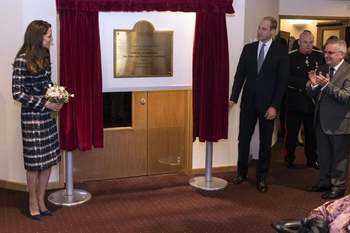 Kate im im karierten Mantel in Tweed-Optik