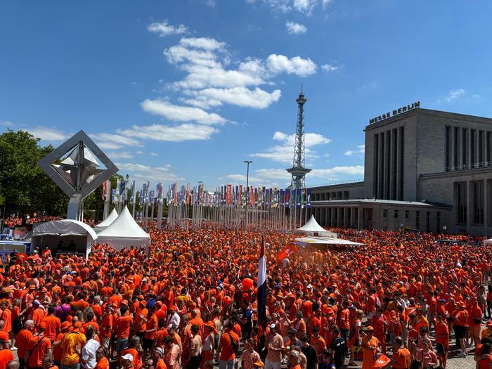 Die niederländischen Fans stimmen sich bei der Messe Berlin ein