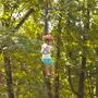 Kind auf Flying Fox im Wald (Zipline) | Der Gruppe wurde trotz Vorreservierung der Eintritt in den Freizeitpark in den Pyrenäen verwehrt (Symbolbild)
