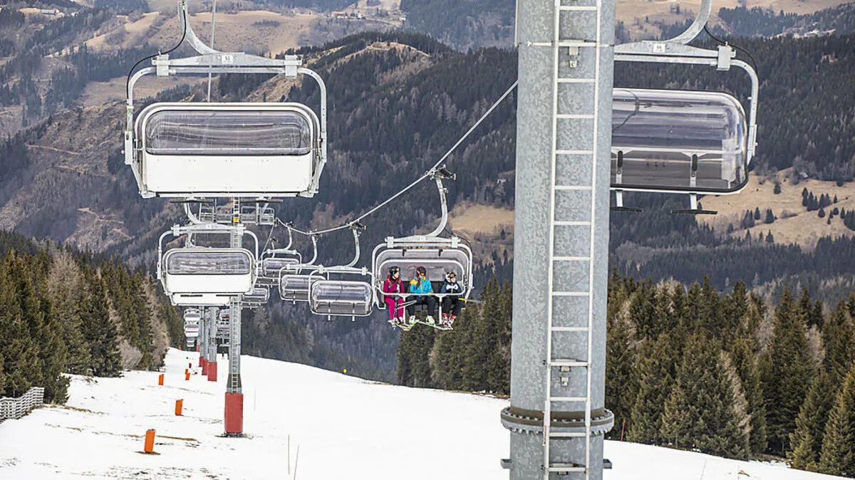 Am Sessellift müssen Skifahrer eine FFP2-Maske tragen (Archivbild)