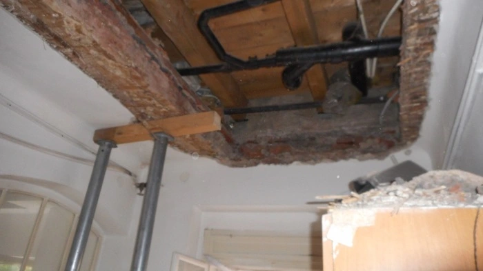 Vermutlich wegen eines Rohrbruchs krachte am Mittwoch die Zwischendecke eines Grazer Mehrparteienhauses herunter