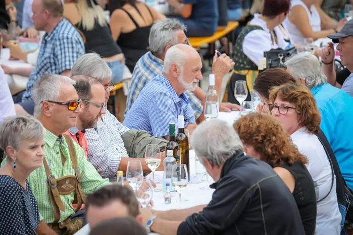 Auch beim diesjährigen Weinfest wurde wieder gemeinsam verkostet und auf gemütliche Stunden angestoßen.