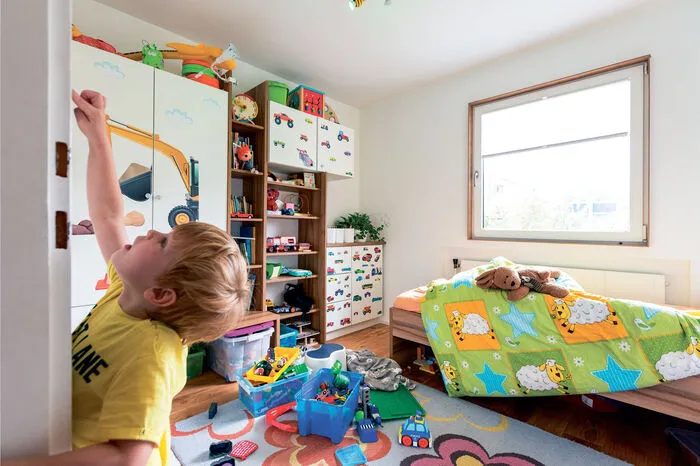 Sohnemann Delian wünschte sich in seinem neuen Zimmer vor allem viel Platz für sein Spielzeug.