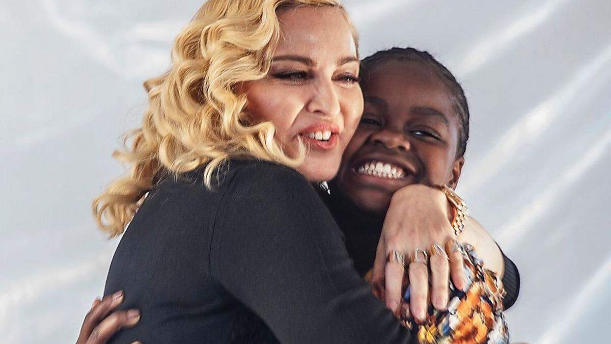 Madonna  mit Adoptivtochter Mercy