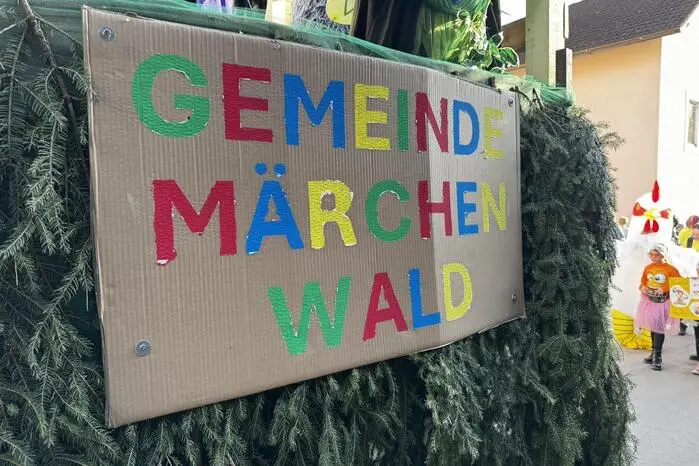 Nach der Rückkehr feierten die Erwachsenen am Marktplatz weiter, während die kleinen Faschingsfans beim Kinderfasching im Kultursaal ihren Spaß hatten
