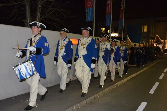 Der Narrenmarsch begann beim Rossini, ging weiter über die Bürgergasse zum Autohaus Fritz, wo eine närrische Pause eingelegt wurde.