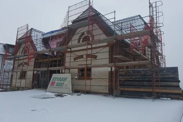 Nord-, West- und Ost-Fassade des Stalles bleiben erhalten.
