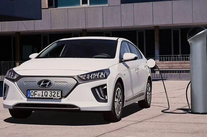 Der Antrieb setzt sich nach wie vor aus einem 1,6-Liter-Benziner und einem Elektromotor zusammen, die eine Systemleistung von 141 PS mobilisieren. Der Hybrid saugt den nötigen Fahrstrom aus einer 1,56-kWh-Lithium-Polymer-Batterie, die nur während der Fahrt geladen wird. Dagegen kann der 8,9 kWh große Akku im Plug-in seinen Strom auch von der normalen Haushaltssteckdose beziehen und rein elektrisch bis zu 63 Kilometer zurücklegen.