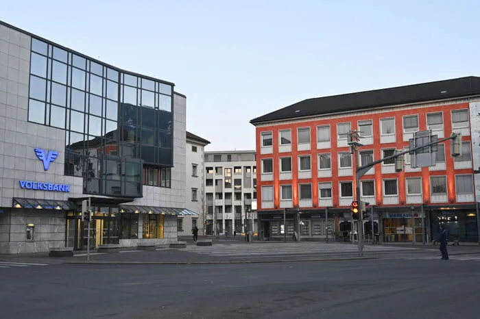 Wie sich der Burgplatz derzeit präsentiert: Volksbank, neuer Rathausmarkt (Hintergrund) und Kärntner Sparkasse.