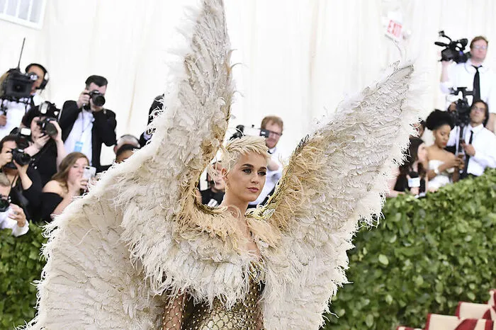 Tiefstapeln gehört nicht zu Katy Perrys Stärken: Zum einen im goldenen Mini-Kleid von Versace. Zum anderen mit riesigen Plüsch-Flügeln. Spannweite: 2 Meter.