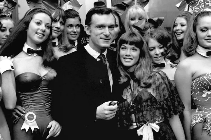 Hugh Hefner und Barabara Benton, umringt von "Playboy-Bunnies"